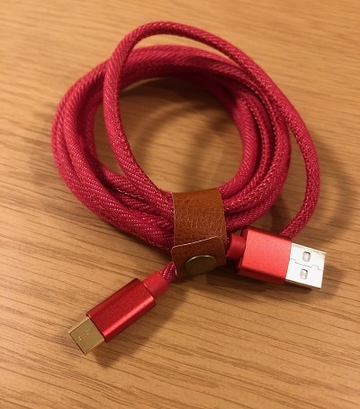 到着したUSBケーブル